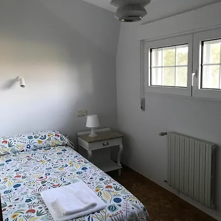 House - 5 Bedrooms With Wifi - 60296 Holiday home *